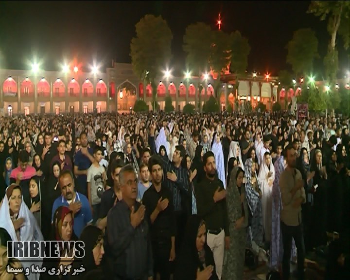 عزاداری زایران در حرم شاهچراغ (ع) در شب شهادت امیرالمومنین علی (ع)