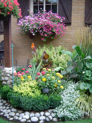 ۷ ایده&zwnj;ی زیبا برای طراحی بستر گل