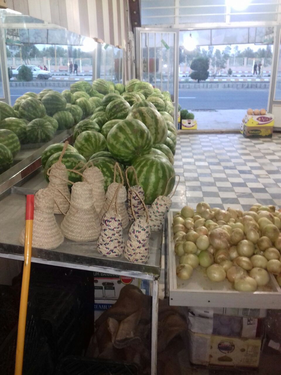 عرضه تولیدات صنایع دستی روستای دهسلم در فروشگاه&zwnj;های شهرستان نهبندان