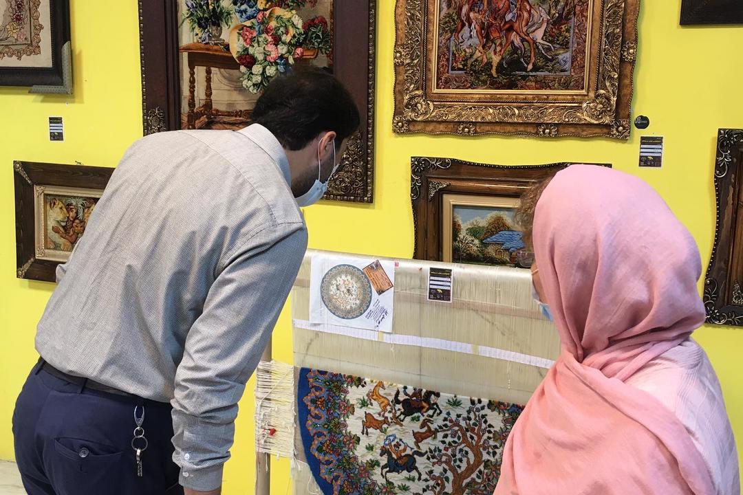 تابلوفرش&zwnj;های دستباف هنرمندان گیلانی در ویترین نمایشگاه