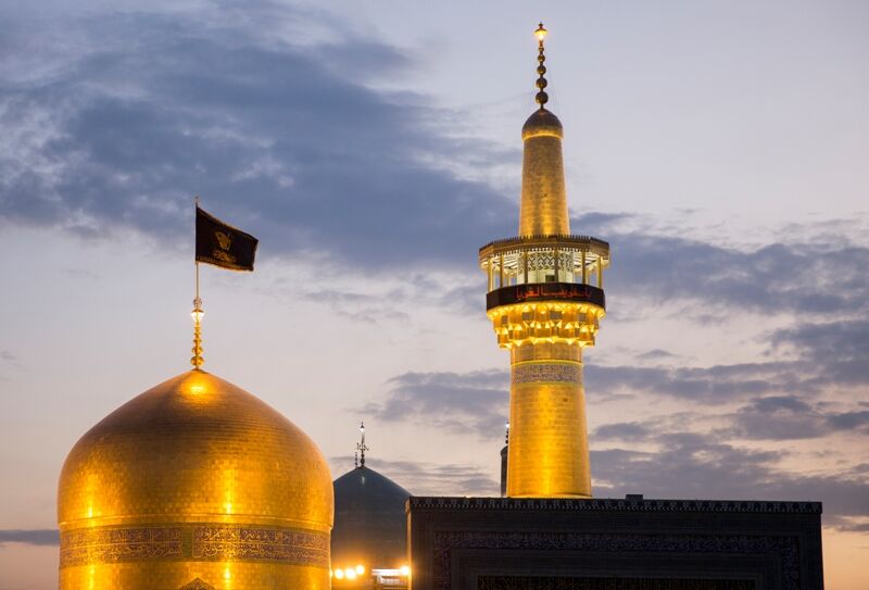 برافراشته شدن پرچم عزای حسینی بر گنبد حرم امام رضا(ع) برافراشته شدن پرچم عزای حسینی بر گنبد حرم امام رضا(ع)