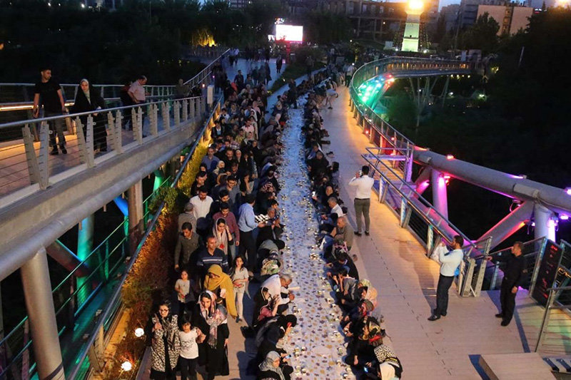 برپایی سفره افطاری در شب میلاد امام حسن مجتبی (ع) در پل طبیعت