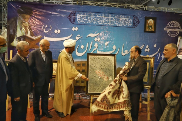 رونمایی از تابلوی سیاه&zwnj;مشق نستعلیق در مدح پیامبر(ص) در اصفهان