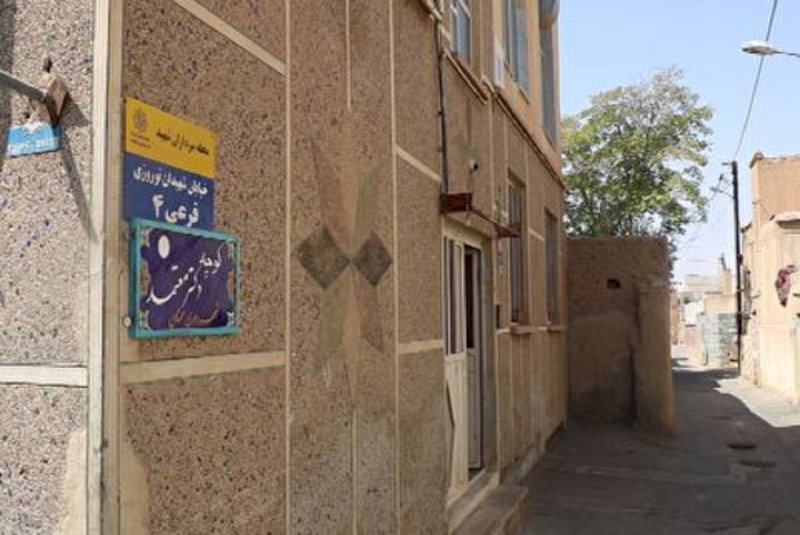 نصب کاشیهای بارکد دار معرفی محلههای تاریخی سمنان نصب کاشیهای بارکد دار معرفی محلههای تاریخی سمنان