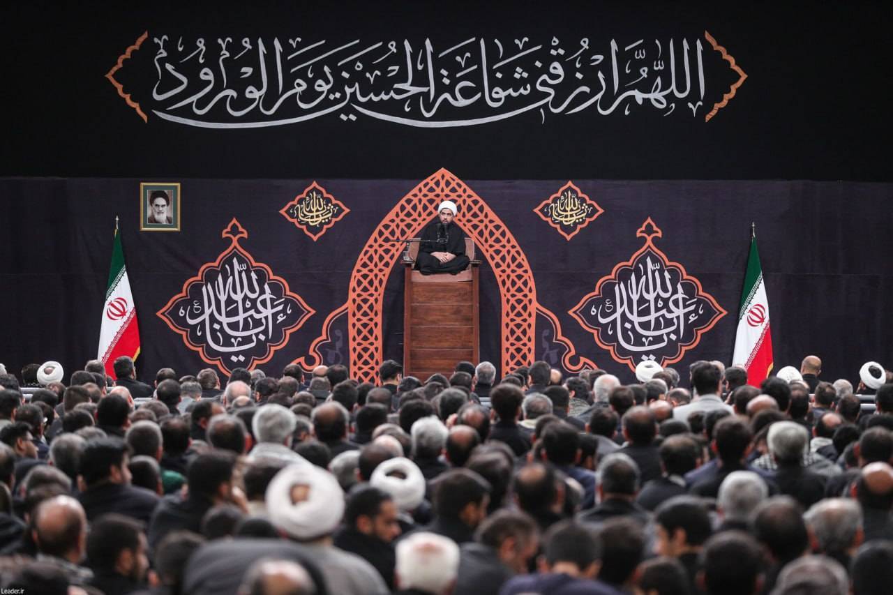 عزاداری شب هشتم محرم در حسینیه امام خمینی (ره) عزاداری شب هشتم محرم در حسینیه امام خمینی (ره)