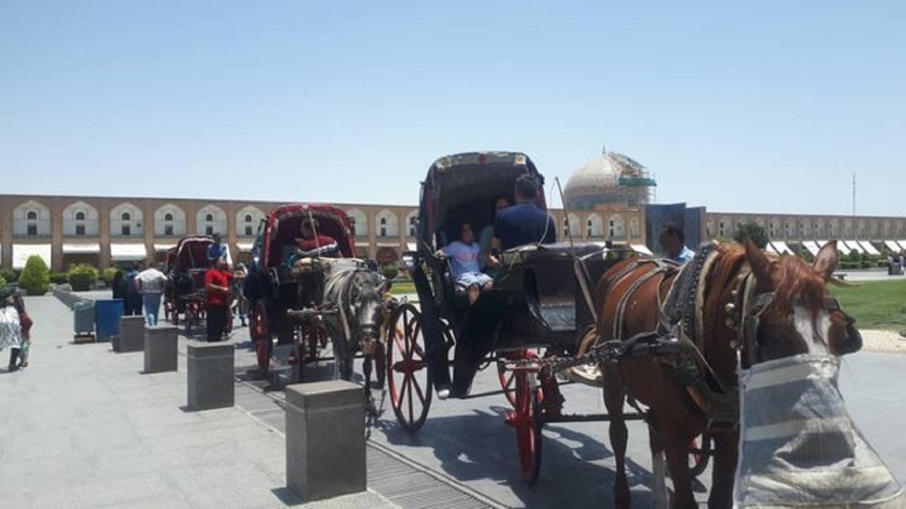 درخواست ساماندهی وسایل تفریحی میدان نقش جهان
