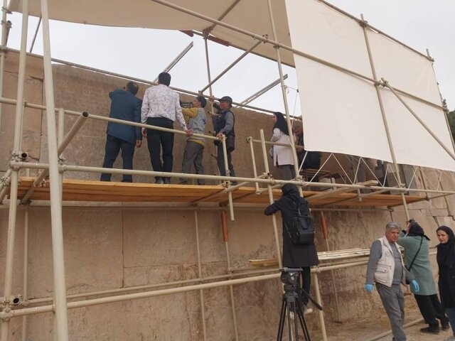 نمایش کتیبه سه‌زبانه داریوش اول در تخت جمشید