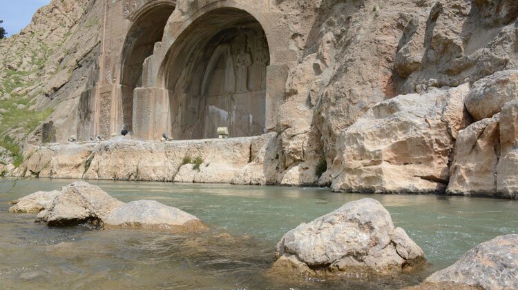پرآب شدن چشمه‌های باستانی طاق بستان با بارش‌های پاییزی اخیر