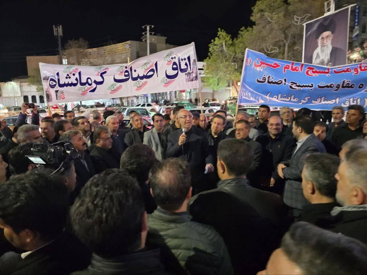 اصناف استان با وجود موشکباران دشمن، حتی یک روز بازار را تعطیل نکردند اصناف استان با وجود موشکباران دشمن، حتی یک روز بازار را تعطیل نکردند