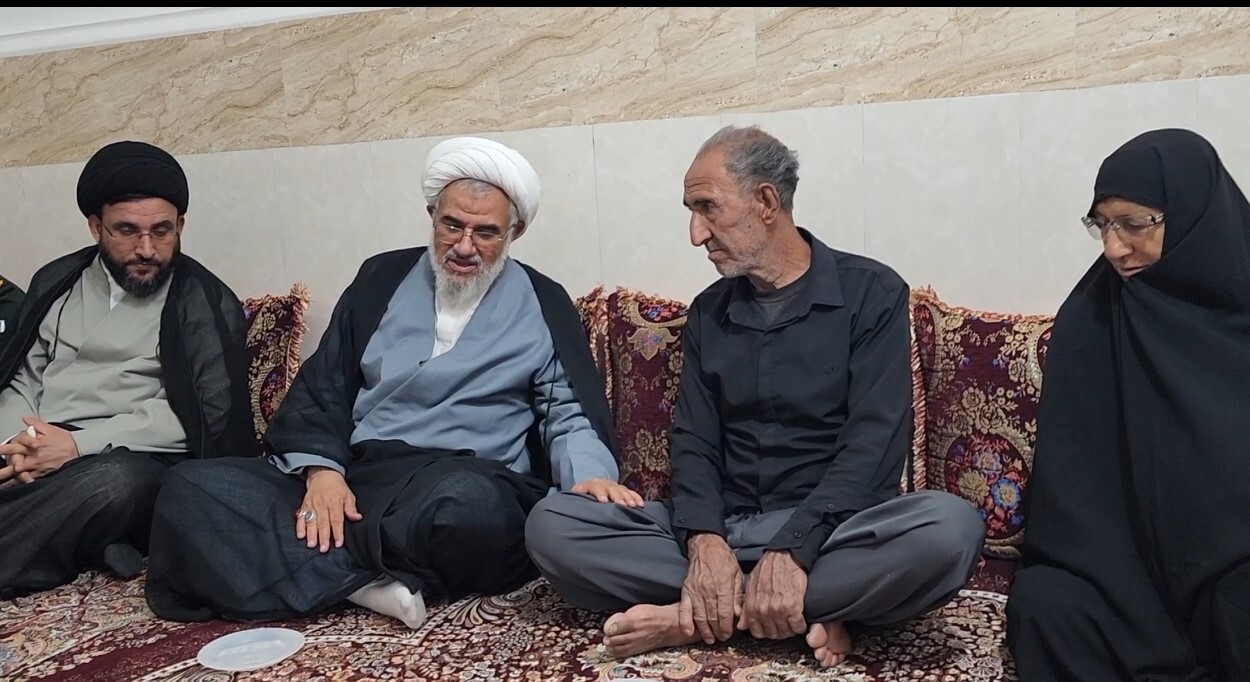دیدار نماینده ولی فقیه با خانواده دو شهید مدرسه شجره طیبه میناب