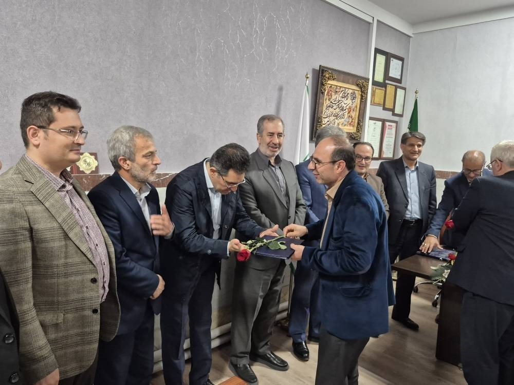 تجلیل  از کارگران بیمارستان ایثار اردبیل به‌ مناسبت هفته کار و کارگر