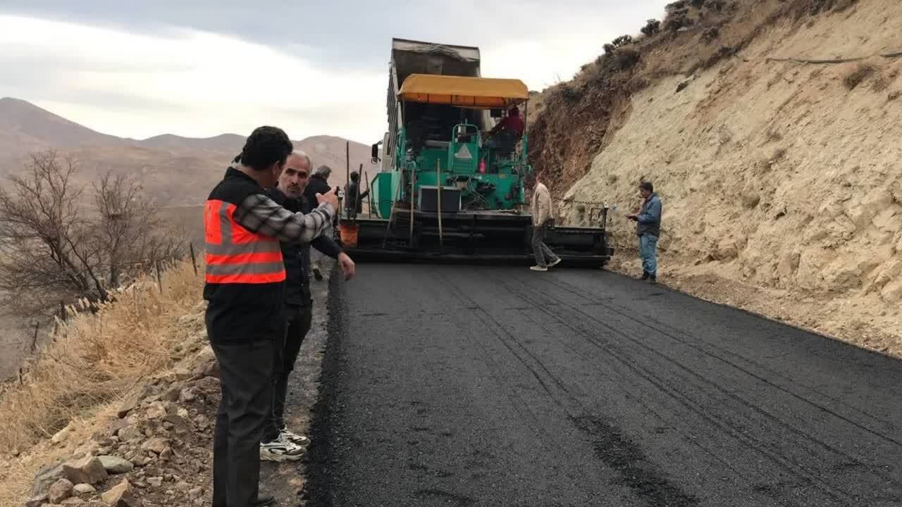 اجرای ۵۰ هزار متر مربع آسفالت در معابر روستایی بخش مرکزی بافق