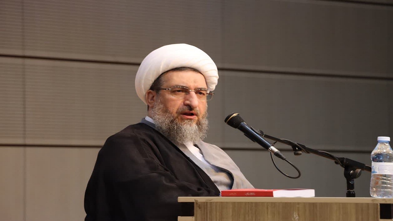 ملت ایران عاشورایی در مقابل جبهه ظلم و استکبار ایستاده است
