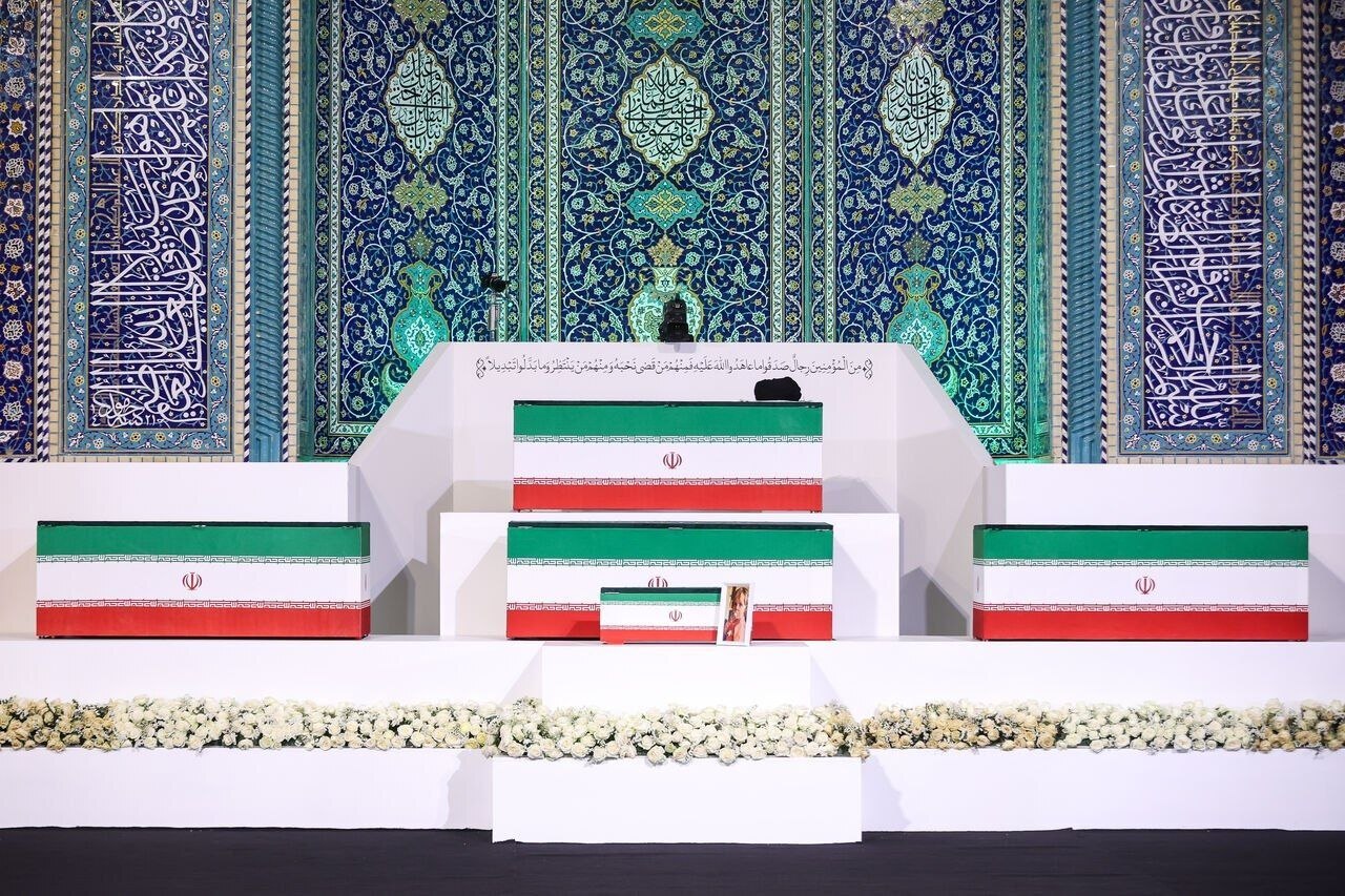 بازتاب جهانی مراسم اقامه نماز بر پیکر رهبر شهید