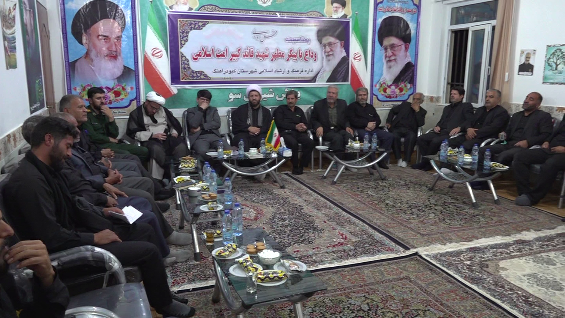 مدیحه سرایی مداحان و شاعران کبودراهنگ در وداع با رهبر شهید مدیحه سرایی مداحان و شاعران کبودراهنگ در وداع با رهبر شهید