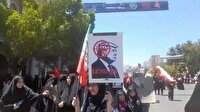پلاکارد انتقام از ترامپ در دست زائران تشییع رهبر شهید در مشهد مقدس