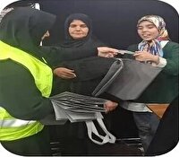 تبدیل پارچه‌های بلااستفاده به کیسه‌های پارچه‌ای در موکب عزاداران حسینی