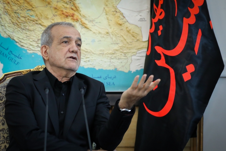 رئیس جمهور به زیارت امام رضا(ع) رفت