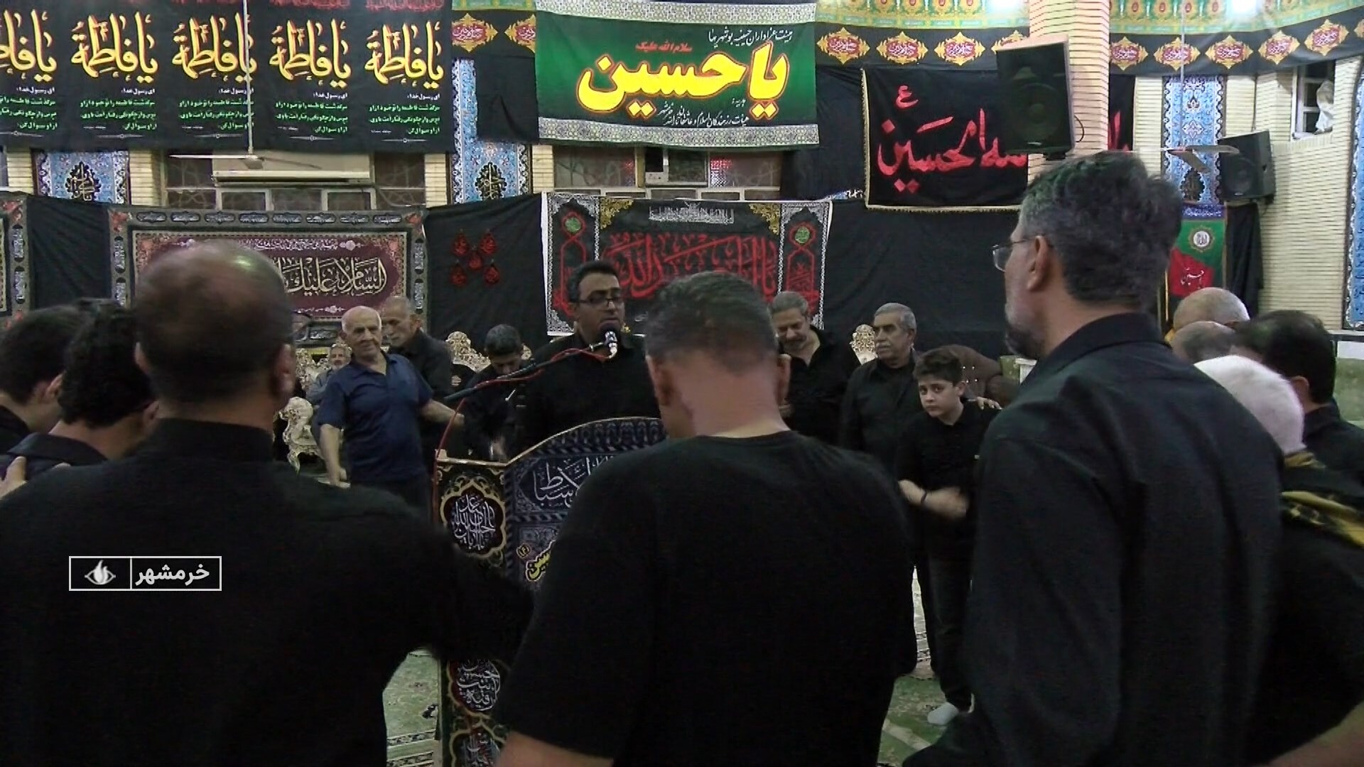 از مسجد بوشهری‌ها تا حسینیه عرب‌ها، عزاداران با هر زبان و آیین، زیر یک پرچم گرد آمده‌اند
