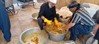 پخش غذای نذری در تاسوعای حسینی در شهرک قلعه شهرستان قروه