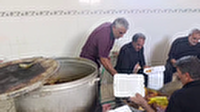 طبخ و توزیع غذای نذری در روستای فتح‌آباد رفسنجان