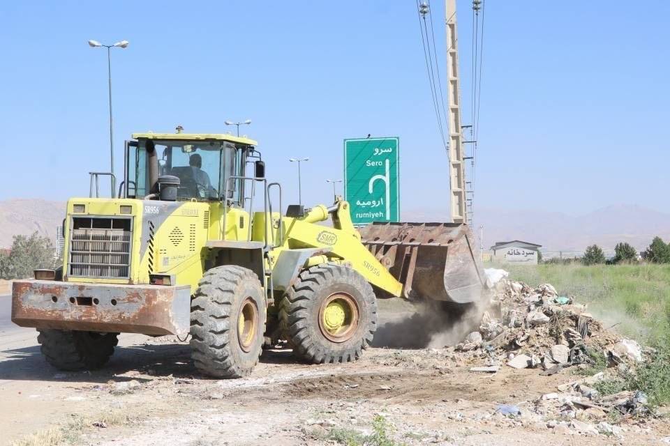 پاکسازی و نخاله برداری درمحورجاده سرو ارومیه
