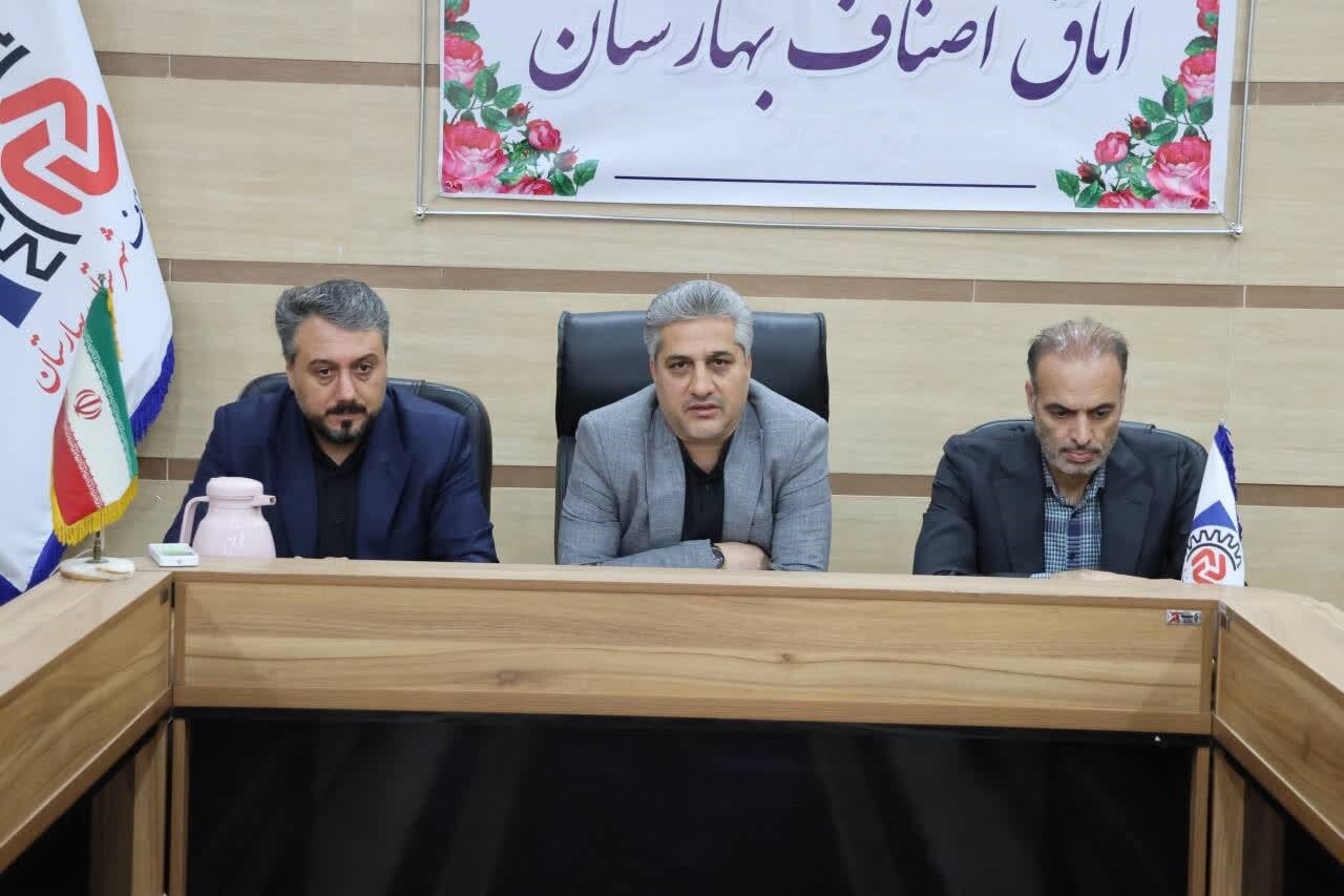 اصناف بهارستان پای کار خدمت‌رسانی به زائران آیین وداع و تشییع رهبر شهید