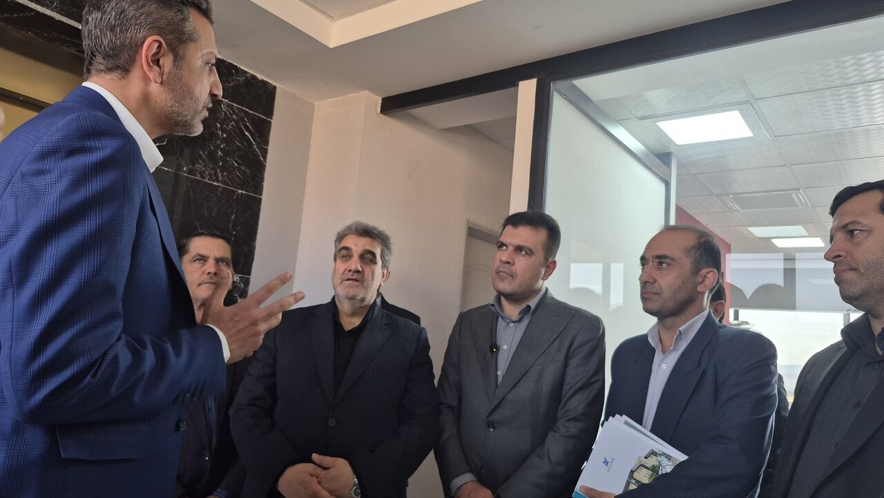 حمایت معاونت علمی از صادرات محصولات پارک فناوری سمنانلید کوتاه:معاون علمی، فناوری و اقتصاد دانش‌بنیان رئیس‌جمهور از آمادگی برای حمایت از صادرات محصولات پارک مدیا و فناوری‌های دیجیتال استان سمنان خبر داد.