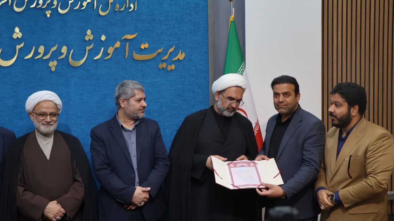 بخشداری مرکزی مهریز نخستین اسناد مالکیت مستثنیات کشور را دریافت کرد